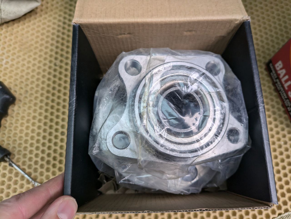 Задняя ступица MILES DB83247, часть 2. — Mazda CX-9 (1G). Запчасти на фото: DB83247
