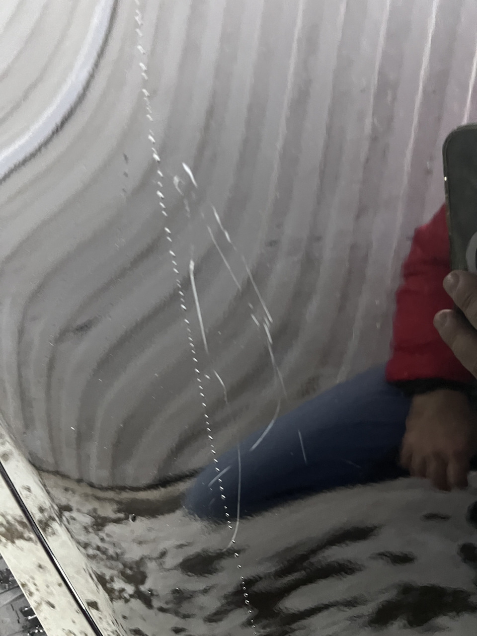 Убралась легкая царапина на задней двери, которая появилась на этапе логистики, либо из Кореи в РФ, либо уже по территории РФ. Правды уже никогда не узнаем. — KIA K7 (2G)