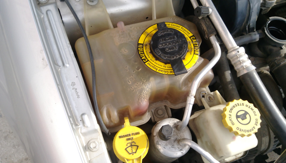 Старый бачок. Антифриз видишь? А он есть! — Dodge Stratus (2G)