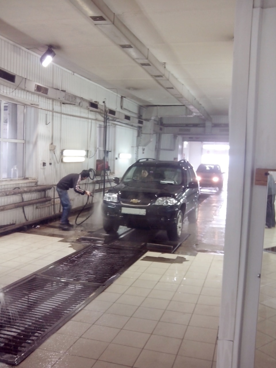 Споласкивают моего грязнулю — Chevrolet Niva (1G)