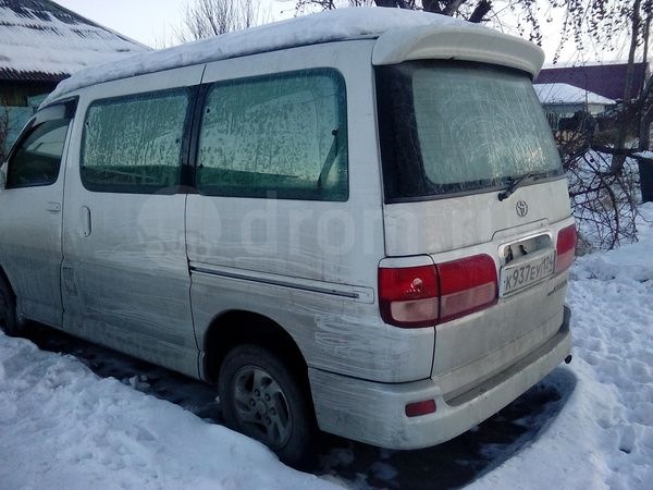 задний стопарь разбит и вся бочина пацарапана ветками — Toyota Regius (2G)