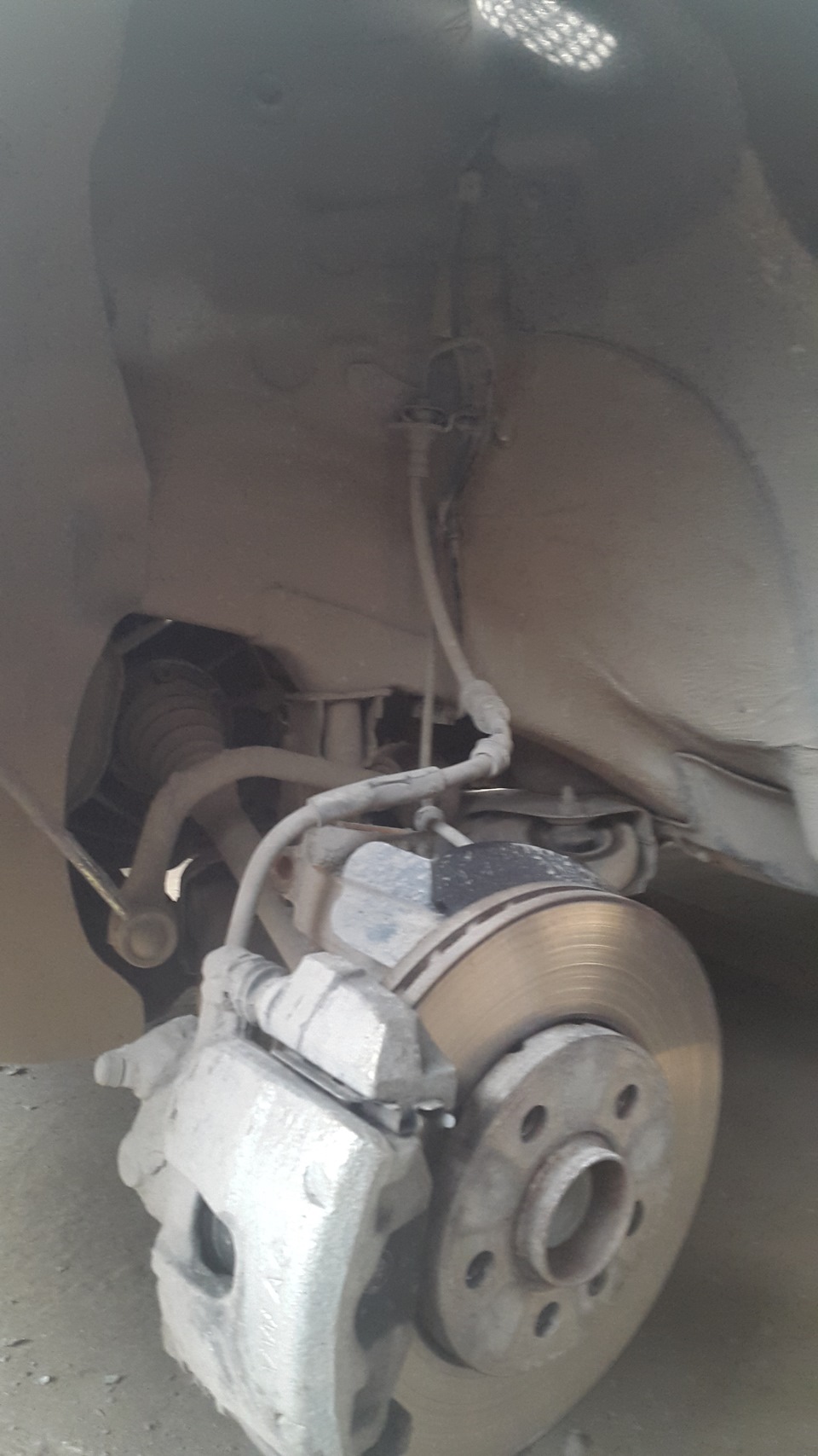 Сняли амортизатор. — Volkswagen Polo Sedan