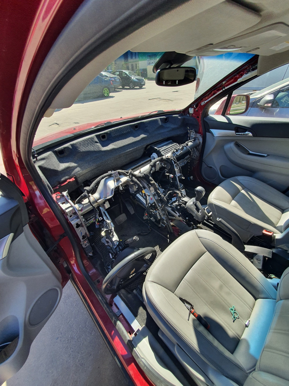 Этап максимальной разборки. Все кроме торпеды в багажнике — Chevrolet Orlando (1G)
