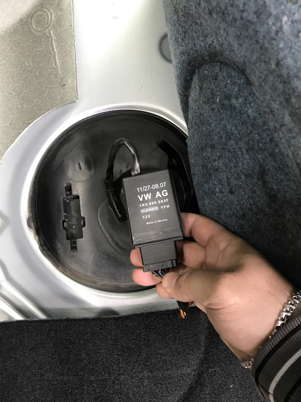 Фото в бортжурнале Volkswagen Jetta VI. Запчасти на фото: 1K0906093F