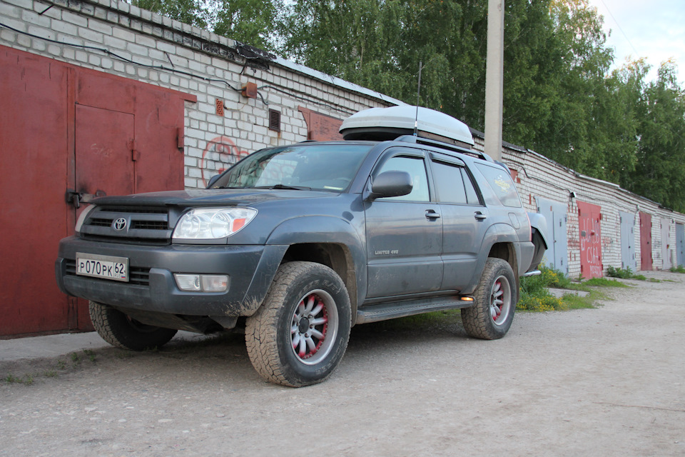 Спереди практически не видно, в зеркала заднего вида точно нет. — Toyota 4Runner (4G)