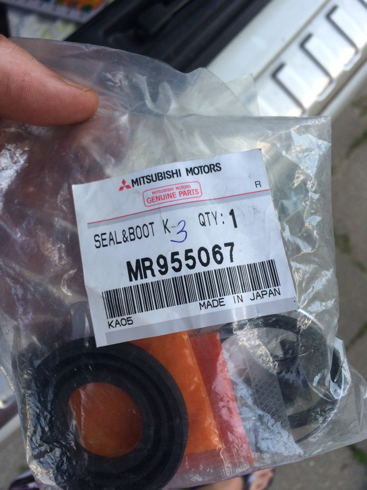 Фото в бортжурнале Mitsubishi Outlander XL. Запчасти на фото: MR955067