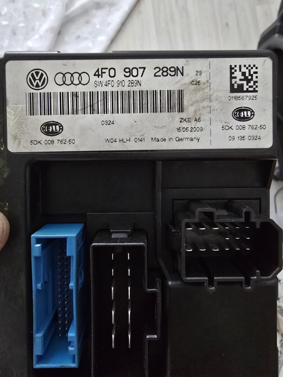 Рестайлинг блок — Audi A6 (C6). Запчасти на фото: 4F0907289N, 4F0910289N