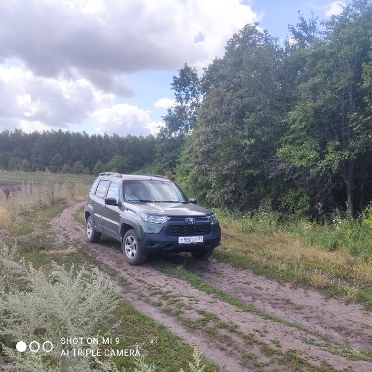можно вокруг леса, и остановиться, занырнуть в лес на разведку.По грибы. — Lada Niva Travel