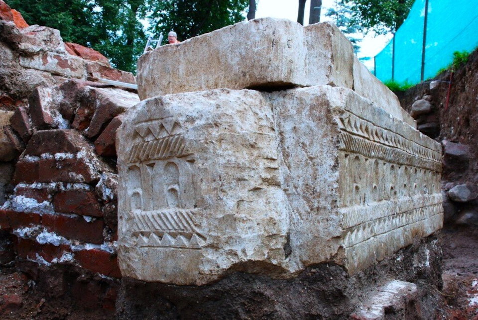 Саркофаг Дмитрия Михайловича во время раскопок 2008 года. Фото из интернета. — ГАЗ Соболь 4х4
