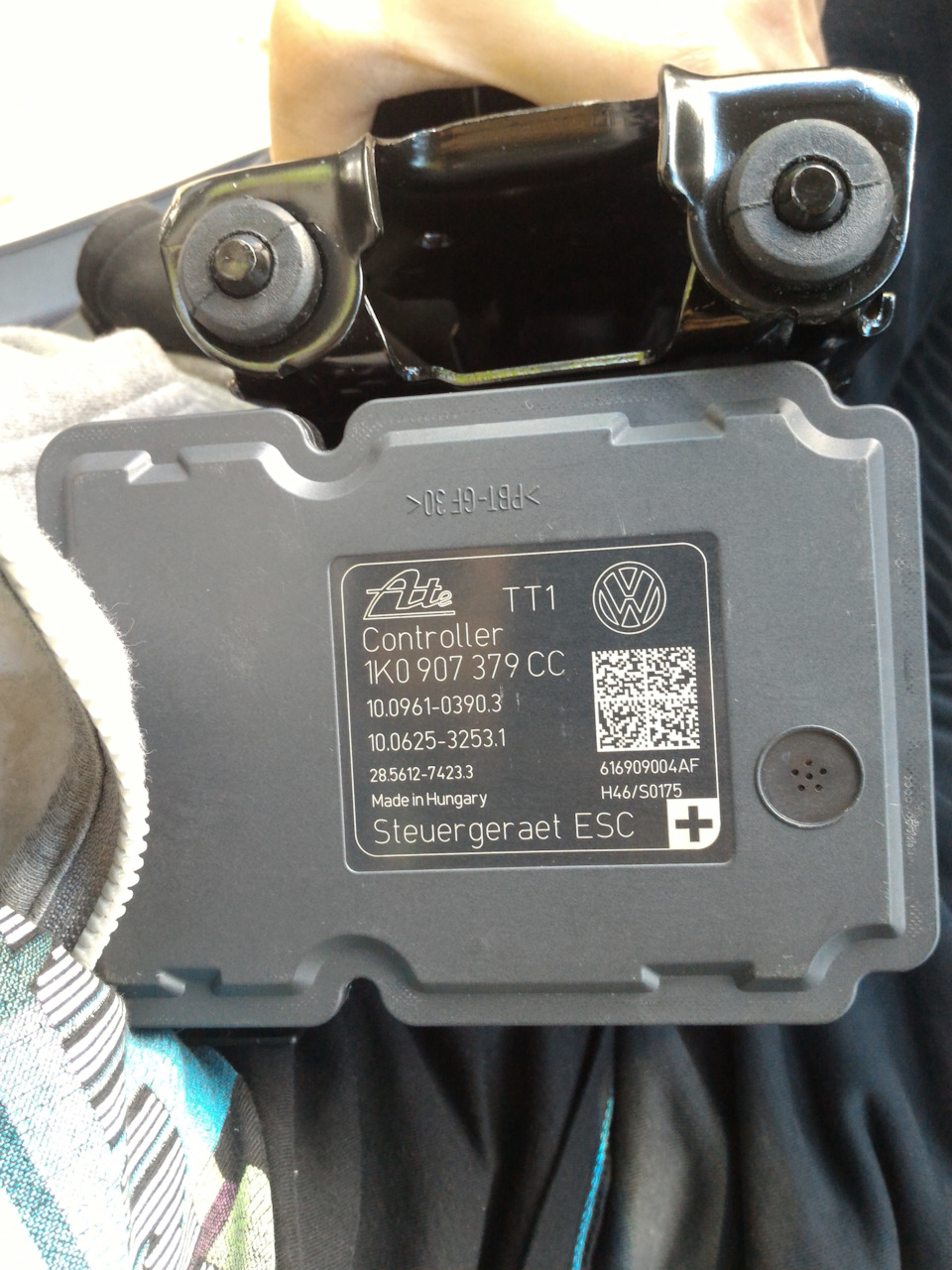 Два — Volkswagen Jetta V. Запчасти на фото: 1K0907379CC, 285612, S017S