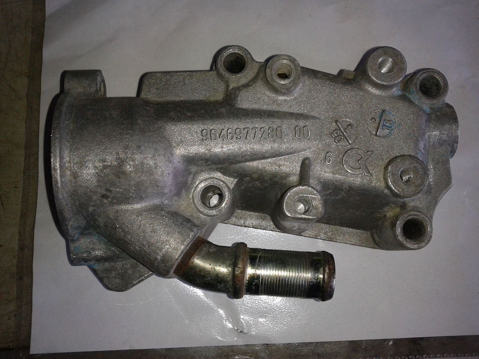 Отмываем, видим циферки оригинала и год выпуска 05 — Peugeot 307. Запчасти на фото: 9646977280