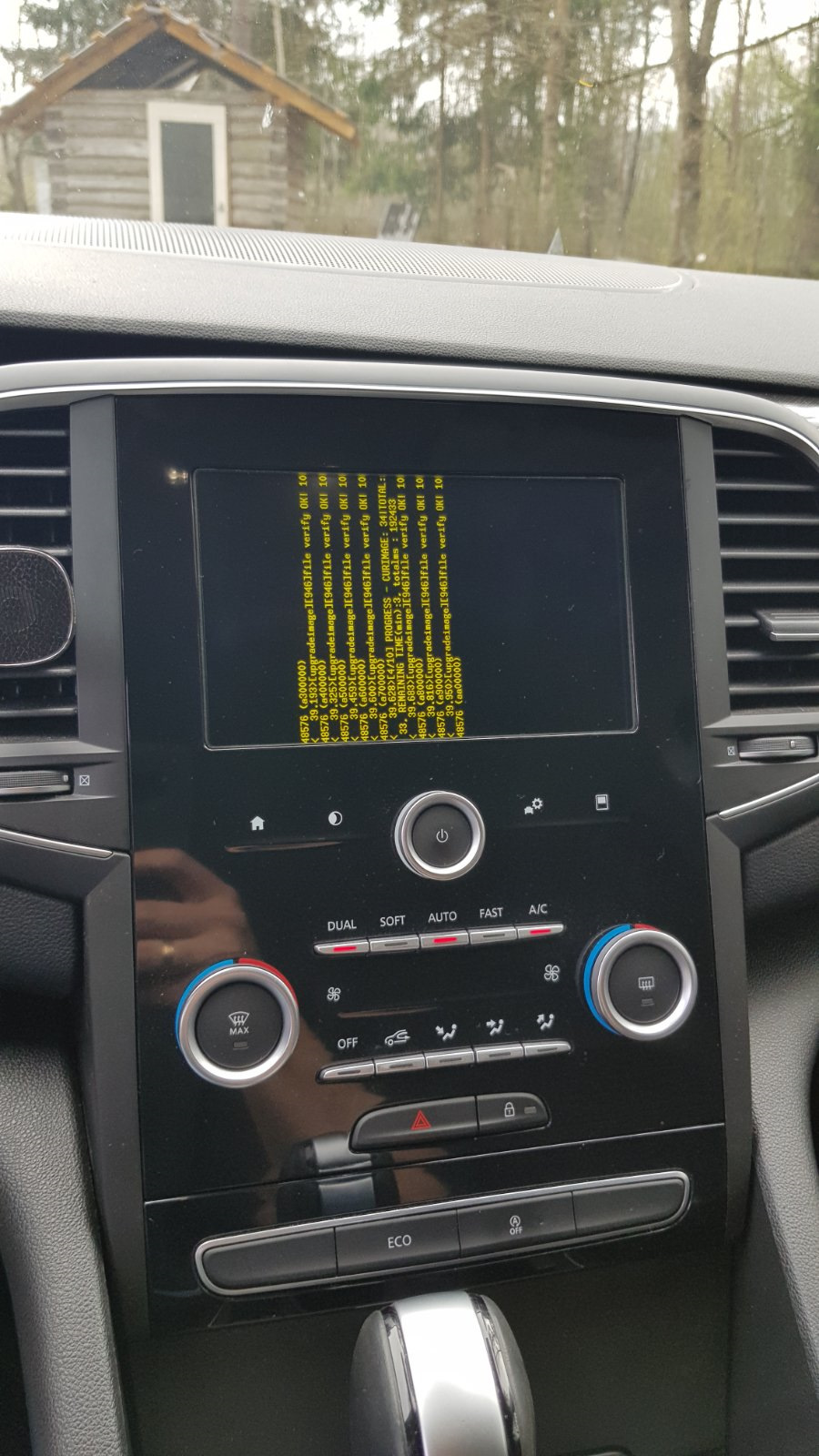 процесс установки ещё на не перевёрнутом экране — Renault Talisman