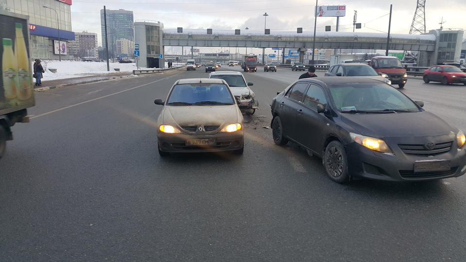Тут лучше видно складку на заднем крыле. — Renault Megane I