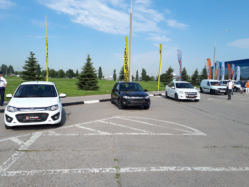 Выставка образцов на радость посетителям — Lada Калина Хэтчбек (2G)