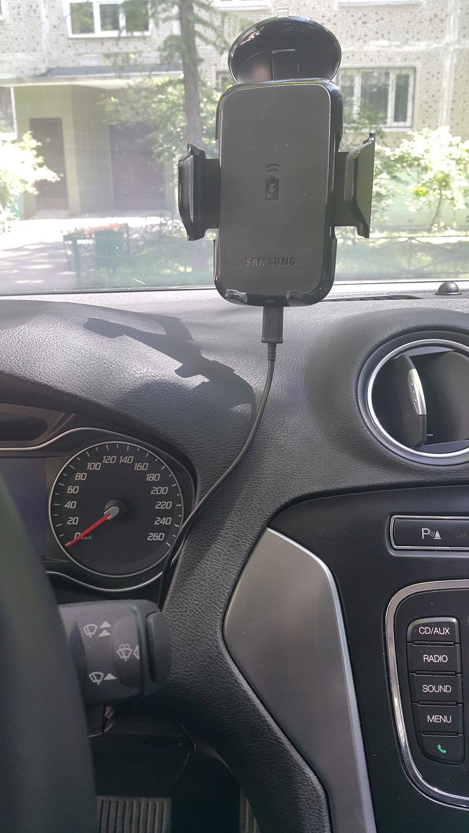 Это беспроводная зарядка телефона. — Ford Mondeo IV