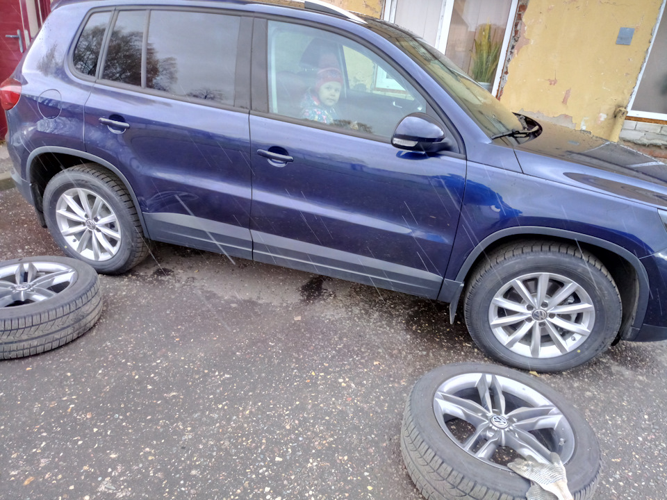 Контролер ОТК сидит в машине так, что все по регламенту. ) — Volkswagen Tiguan (1G)
