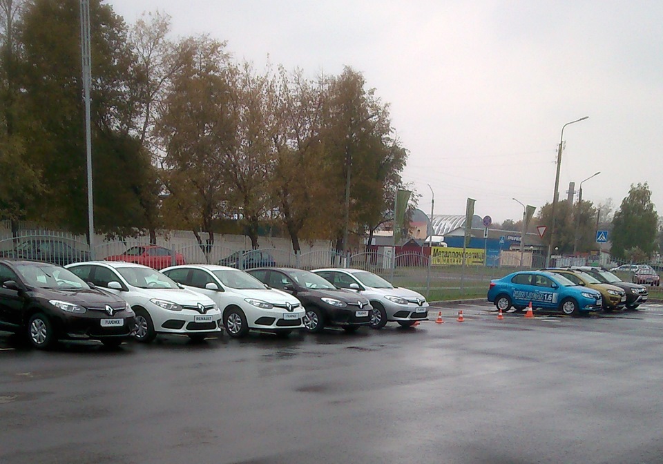 Бродил возле новых авто… — Renault Sandero 1G