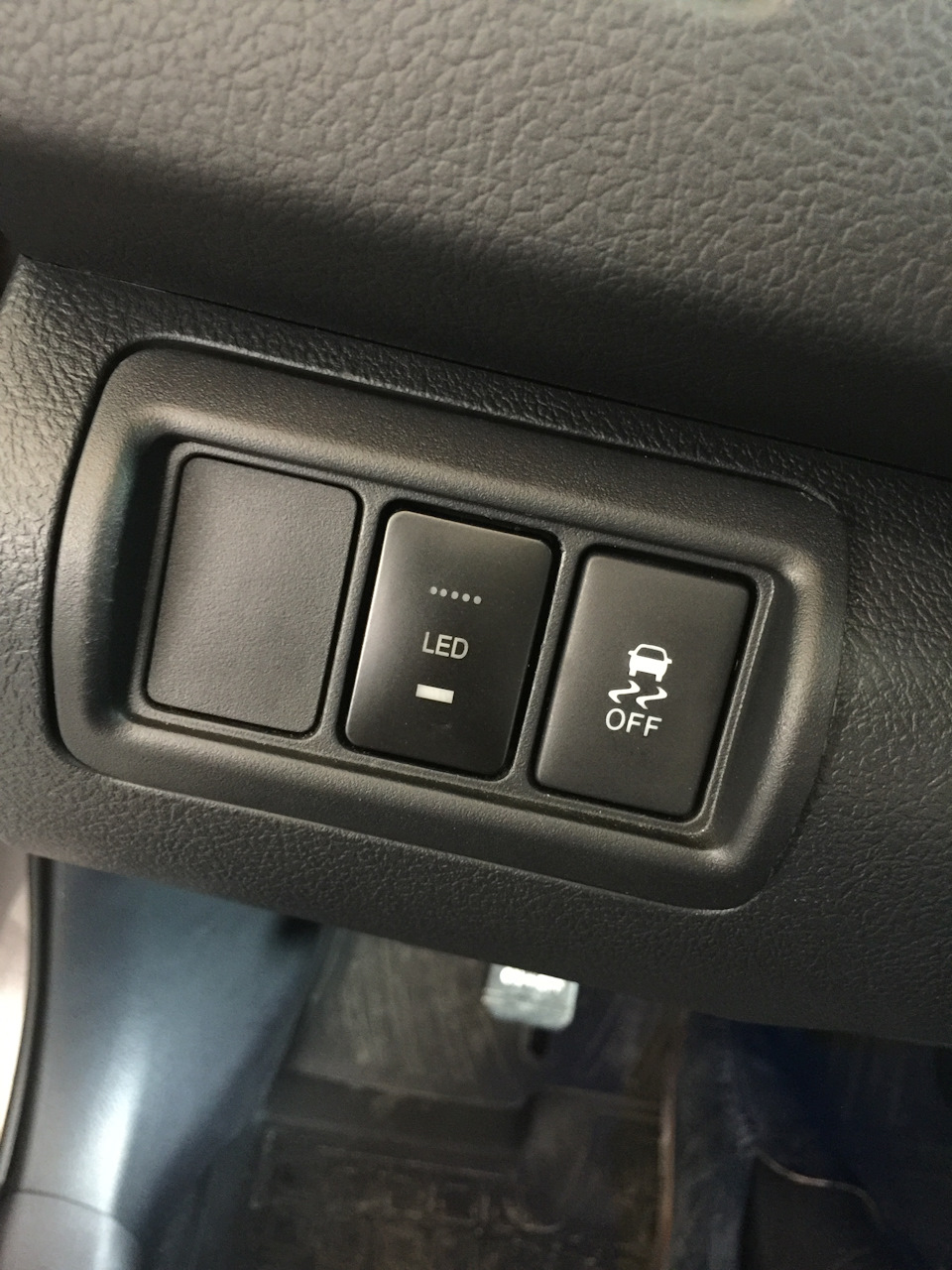 Led button. Отличается текстурой от штатной, более глянцевая — Toyota Camry (XV50)