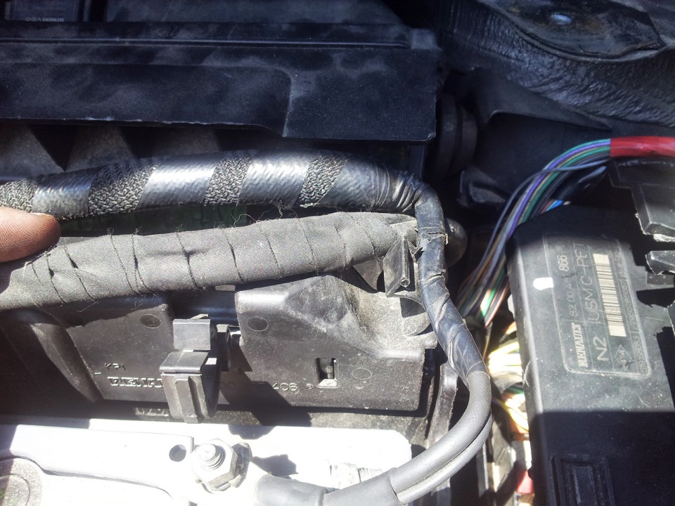 Вынимаем из креплений проводку, которая находится над ''мозгами'' двигателя — Renault Scenic II