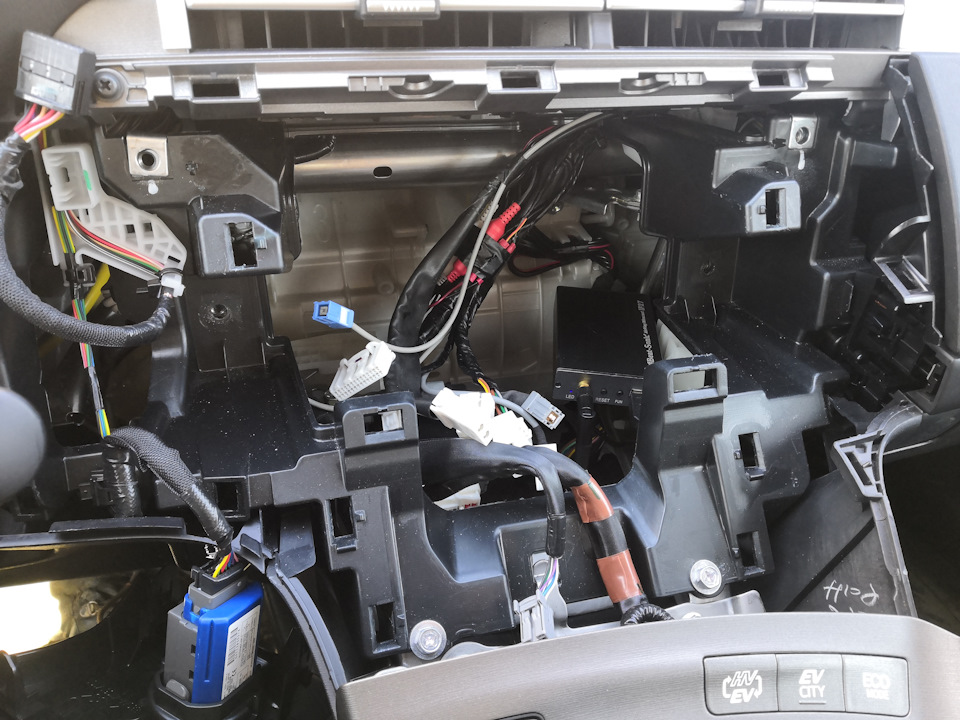 Фото в бортжурнале Toyota Prius Plug-in Hybrid (1G)