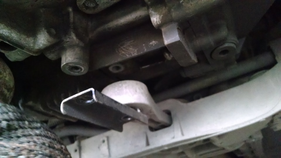 Откручиваем подушку двиг. — Volkswagen Tiguan (1G)
