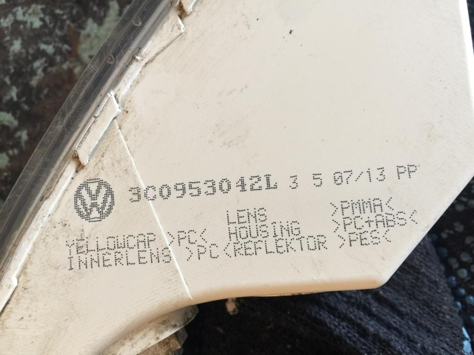 Старый оригинал — Volkswagen Passat B6. Запчасти на фото: 380713