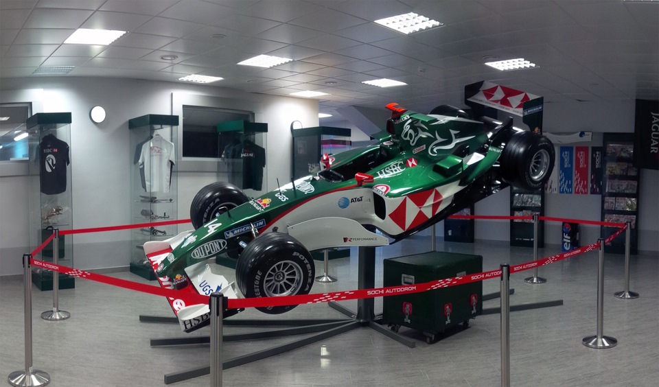 Боевой болид Ф1 Jaguar R5 в 2004 году пилотируемый Марком Уеббером, к сожалению стал последним в истории команды…которую в последствии выкупил Red Bull выиграв кубки конструкторов 2010, 2011, 2012, 2013 годов. — Mitsubishi Lancer X