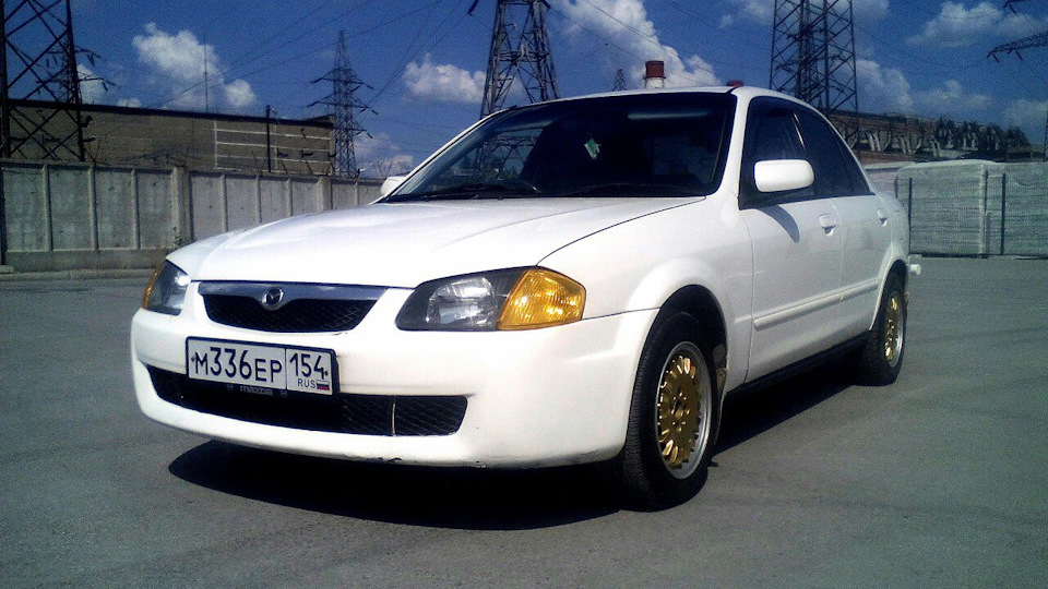 Mazda Familia Белый чемодан