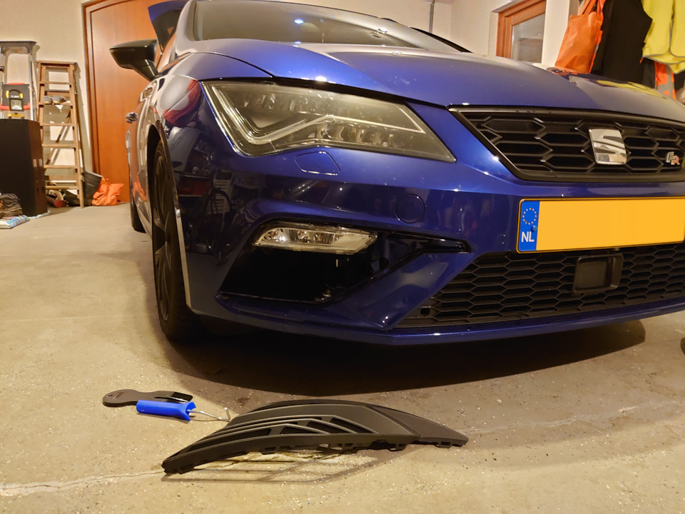 Removed the old cover using the two tools on the floor — SEAT Leon FR (Mk3)
