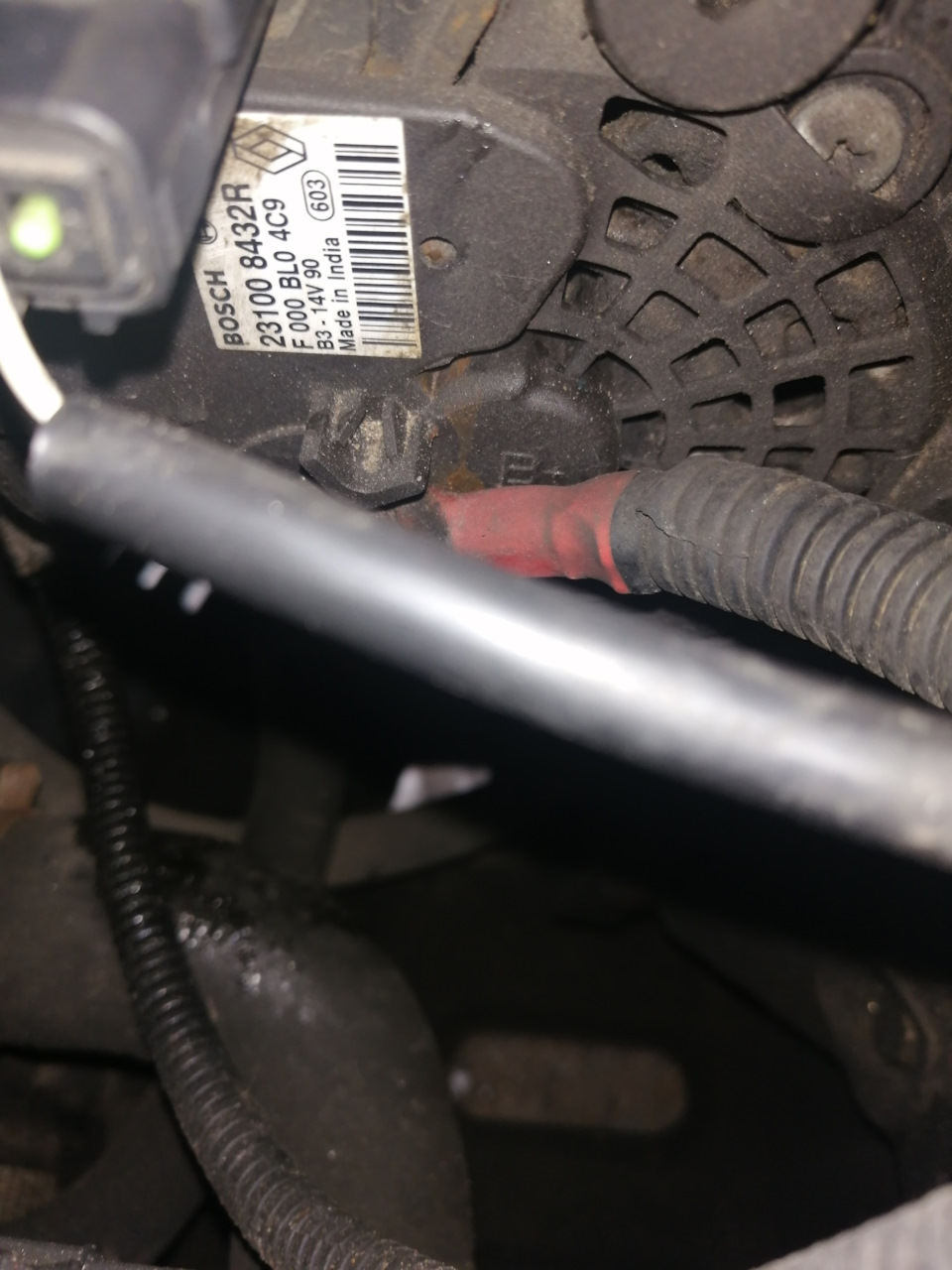 Старичок BOSCH — Renault Logan (1G). Запчасти на фото: 231008432R, F000BL04C9