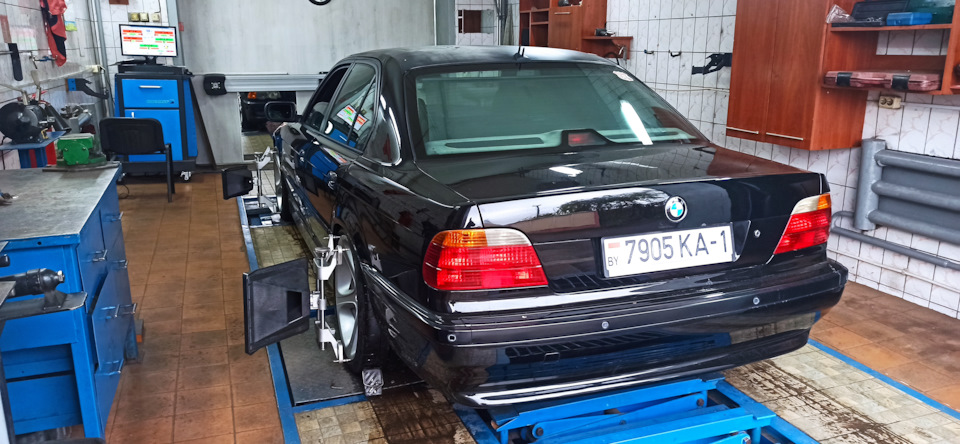 всегда в одном месте. — BMW 7 series (E38)