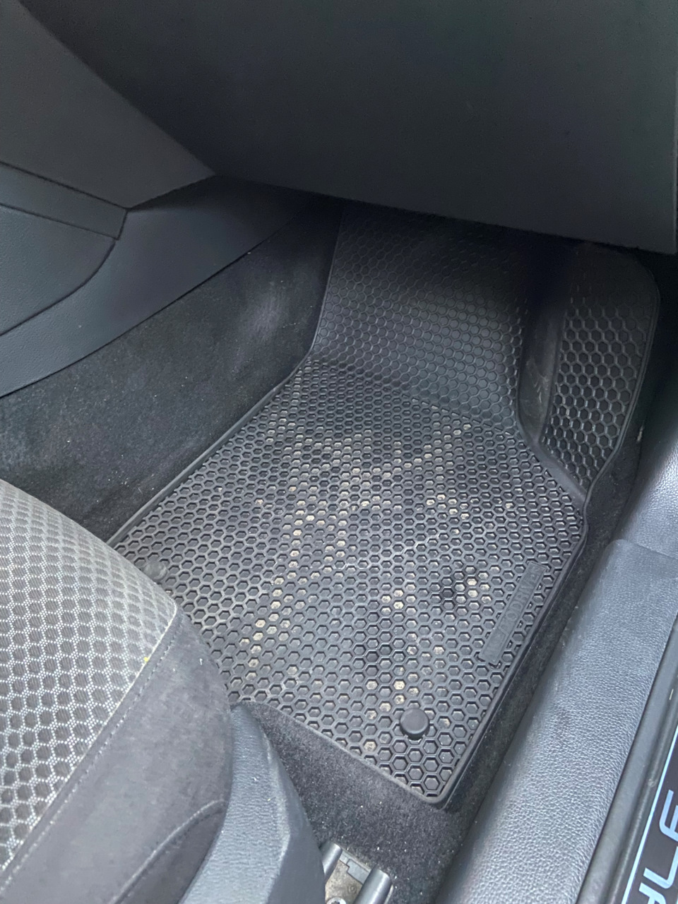 Коврик у переднего пассажира — Volkswagen Jetta VI