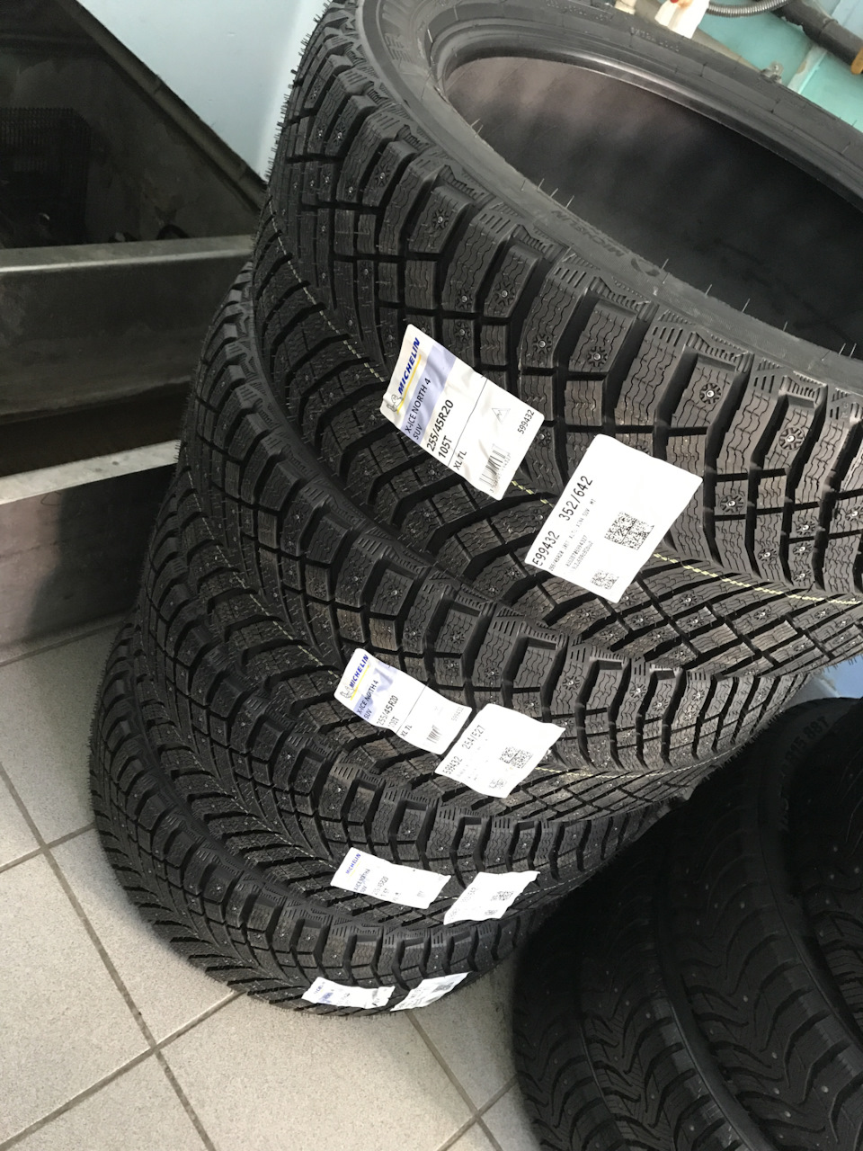 Фото в бортжурнале Audi Q5 (1G). Запчасти на фото: Michelin X-Ice