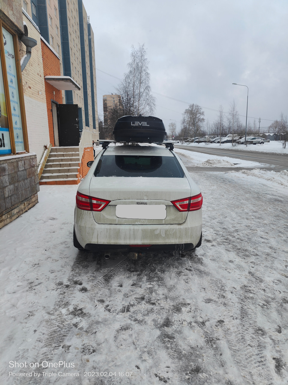 Ну, и корма. Достаточно невысокий, но довольно широкий — Lada Vesta (1G)
