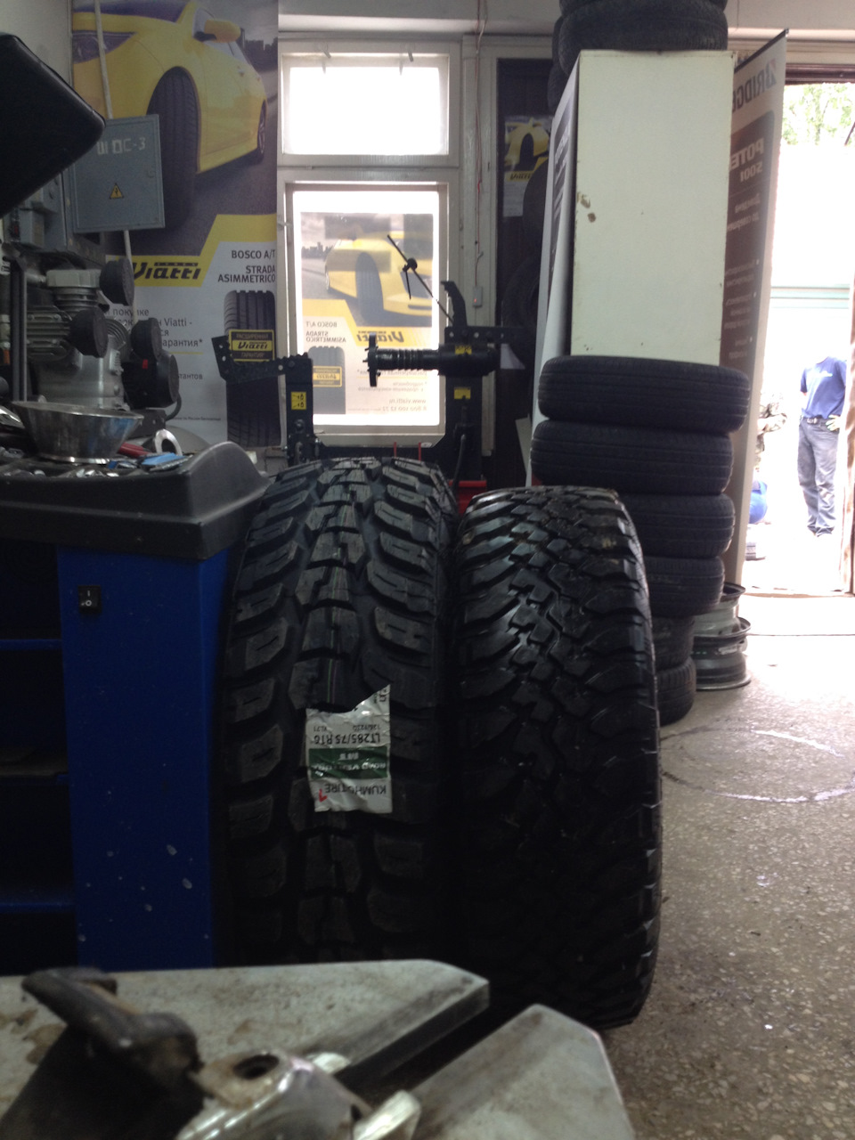 Слева 285/75R16 Кумхо, справа — Кордиант Офф Роад 275/70R16. — SsangYong Kyron. Запчасти на фото: Viatti Bosco A/T, Viatti Strada Asimmetrico