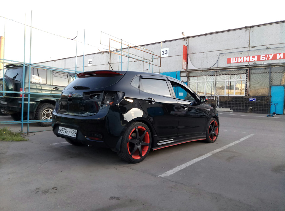 на обратном пути из Домодедово заехал к дружбану Риоводу — KIA Rio 5-door (3G)