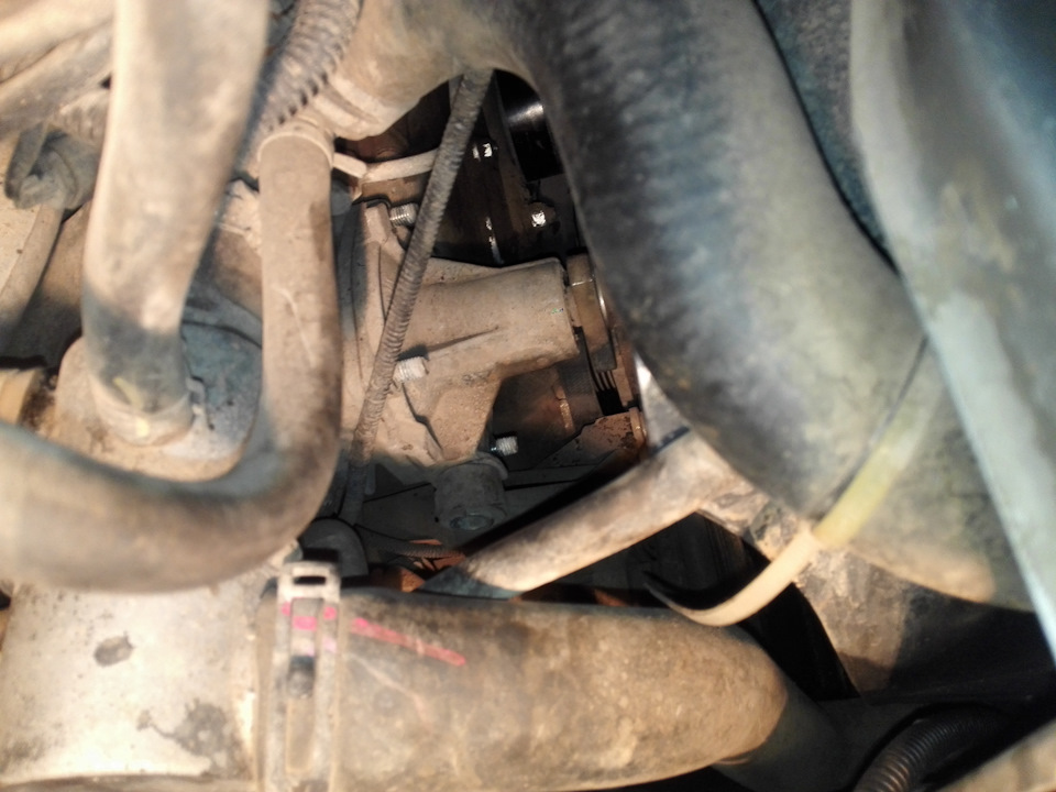 Откручиваем крепление помпы — Chevrolet Niva (1G)