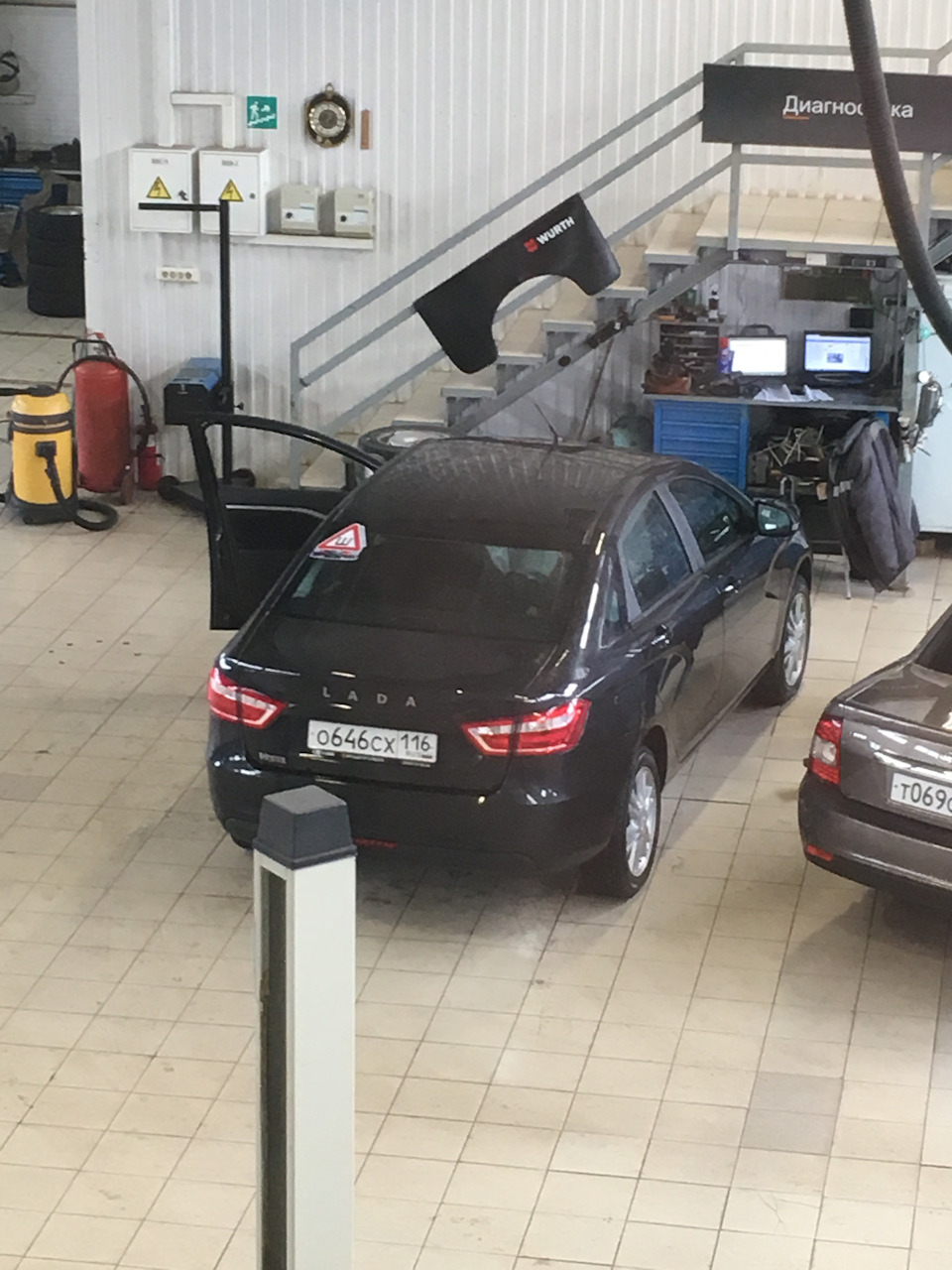 Опять по соседству Приора в цвете кориандр — Lada Vesta (1G)