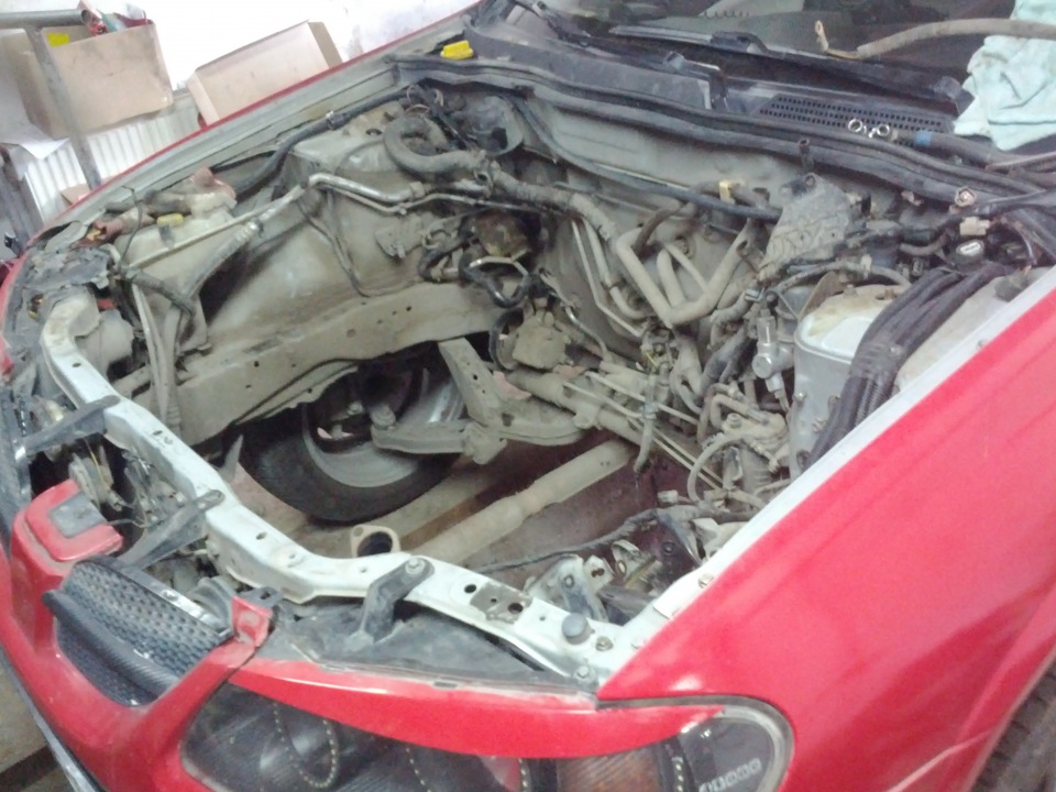 Мотор вешаем на цепи, откручиваем все опоры и вытаскиваем мотор — Nissan Almera II (N16)