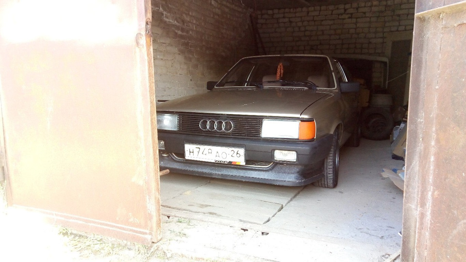 Старый гараж — Audi 80 (B2)