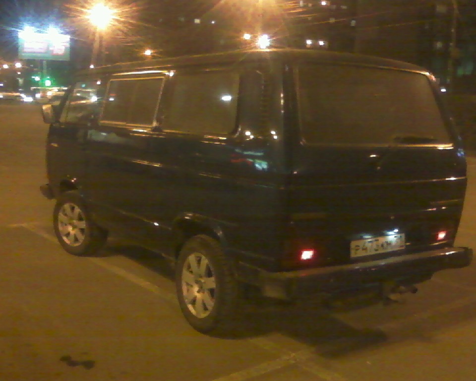 В городе — Volkswagen Caravelle (T3)