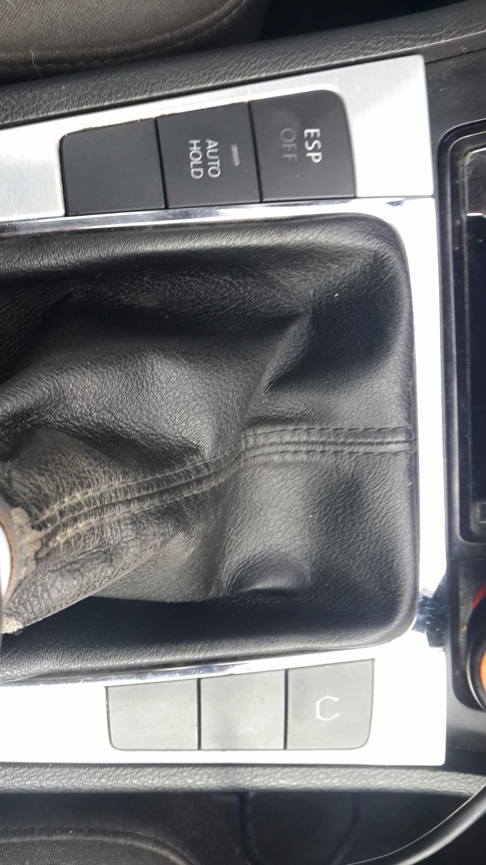 Кнопка AUTO-HOLD досталась с одного несчастного хайлайна, которого раздербанили в ноль. — Volkswagen Passat B6