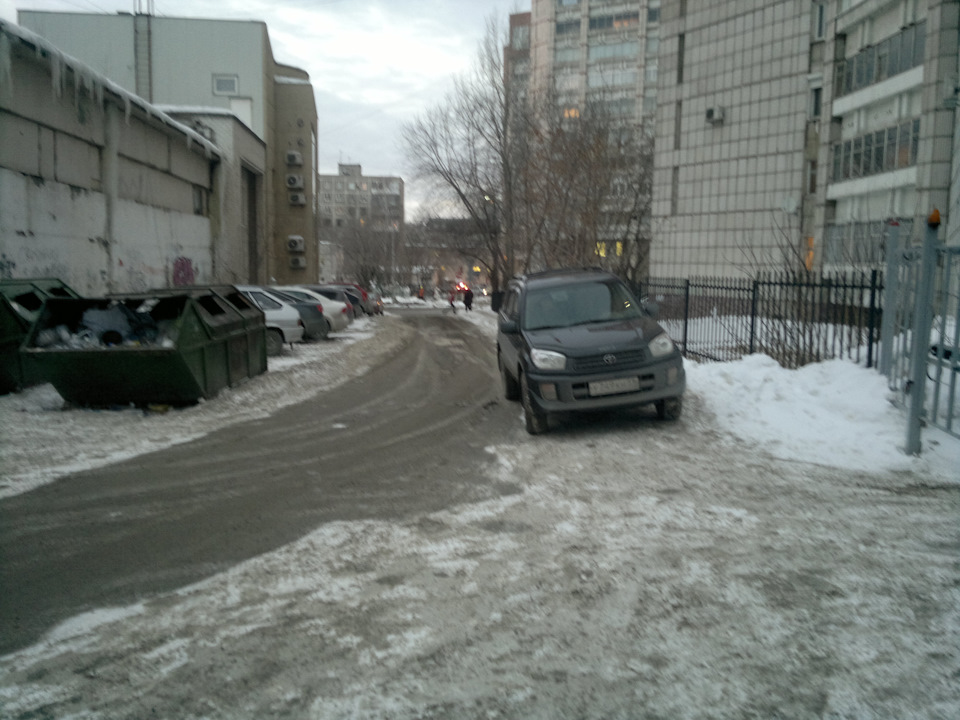 Вид от ворот двора на улицу, с которой заезд — Toyota RAV4 (II)