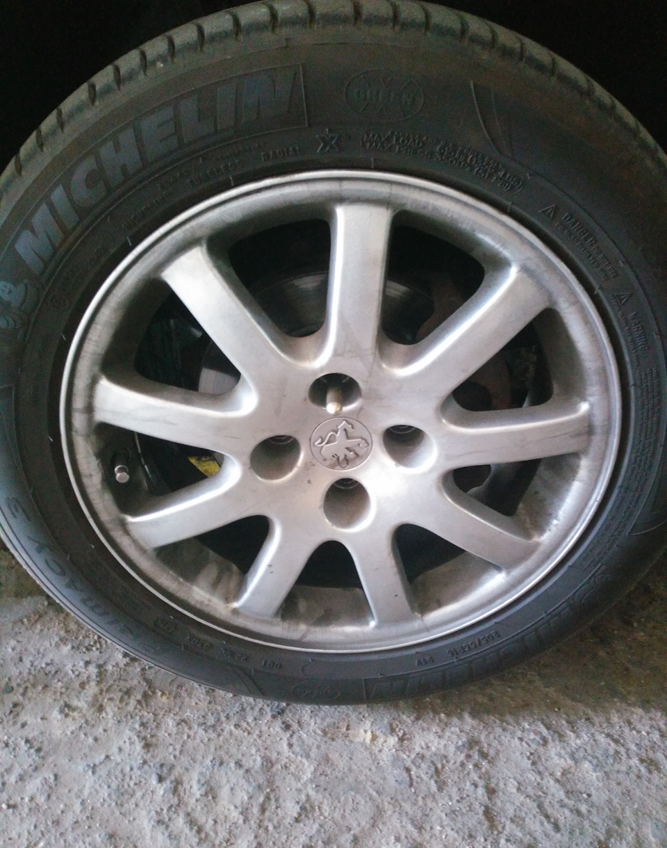 Поддомкрачиваем, отвинчиваем и снимаем переднее колесо. — Peugeot 406