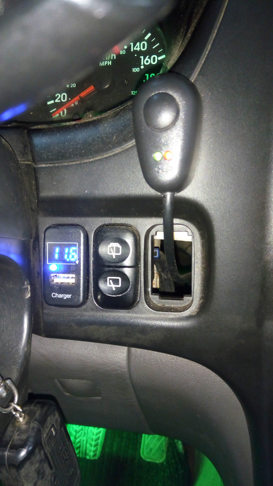 Сверху кнопка люстры. Кабель зарядки мешает вынимать ключ, надо поменять местами, но пока так. — KIA Sportage (1G)
