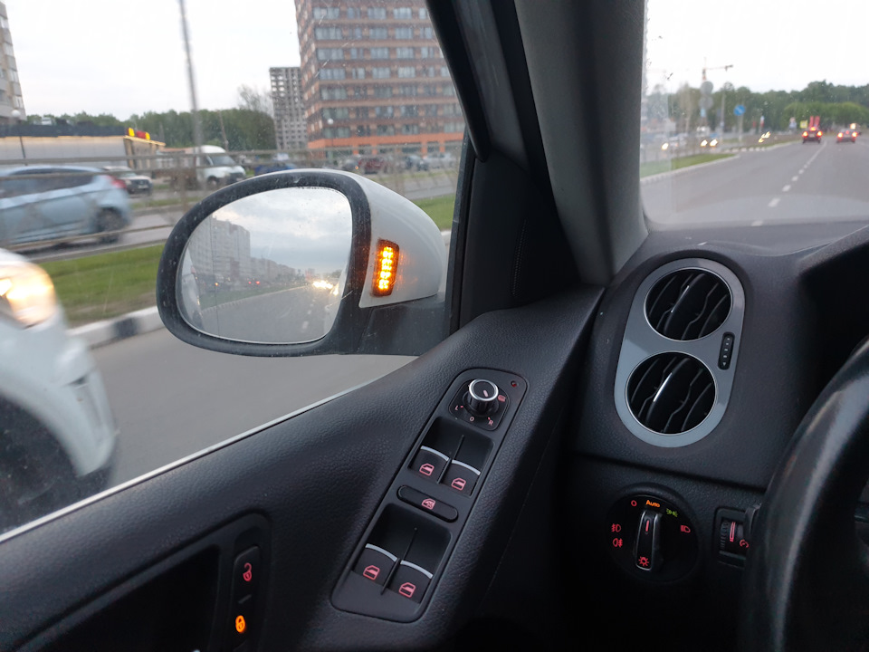 Ассистент смены полосы в работе — Volkswagen Tiguan (1G)