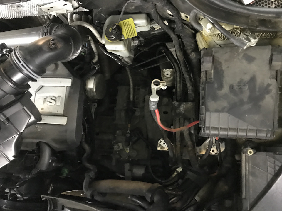 сняли воздуховод, АКБ и площадку АКБ — Volkswagen Tiguan (1G)