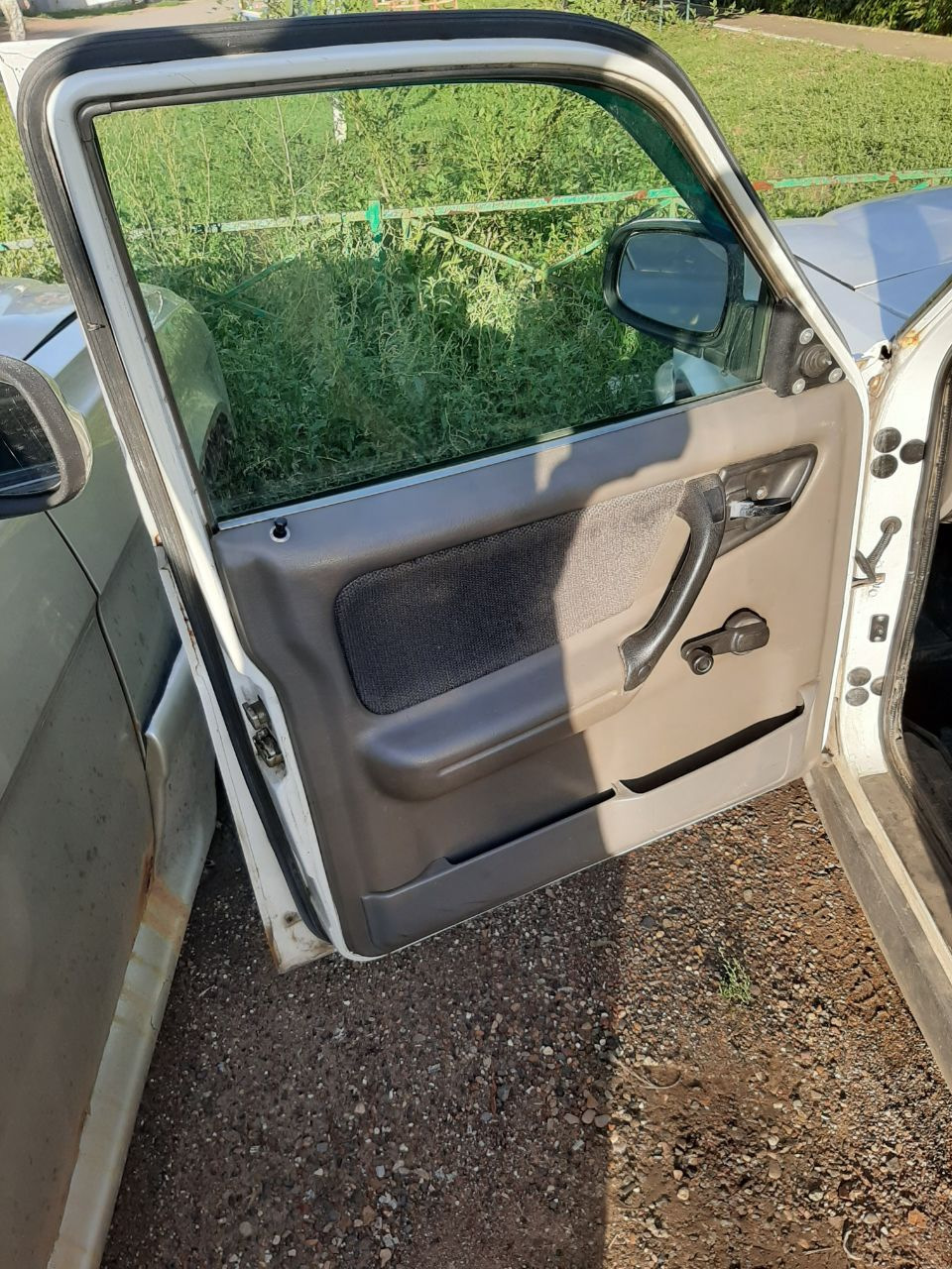 Ставим на место дверную карту. Готово! — GAZ 3110
