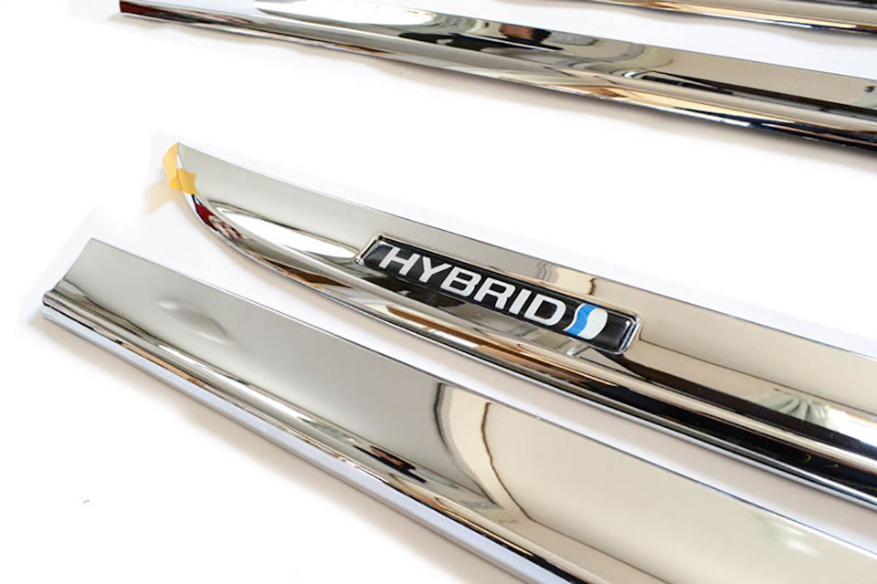 хром с шильдиком HYBRID (p/n: PT29A-47120) — Toyota Prius Plug-in Hybrid (1G). Запчасти на фото: PT29A47120