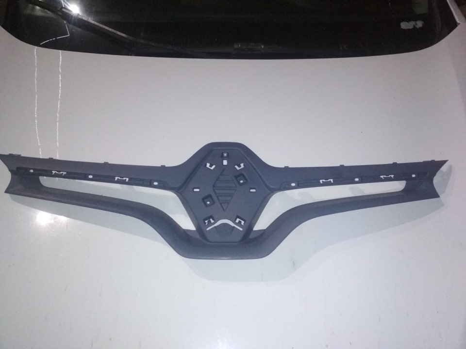 622561821R — решетка бампера верхняя — Renault Fluence. Запчасти на фото: 622561821R